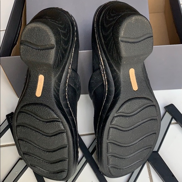 Softspots Women’s Leather Shoes - Picture 3 of 7